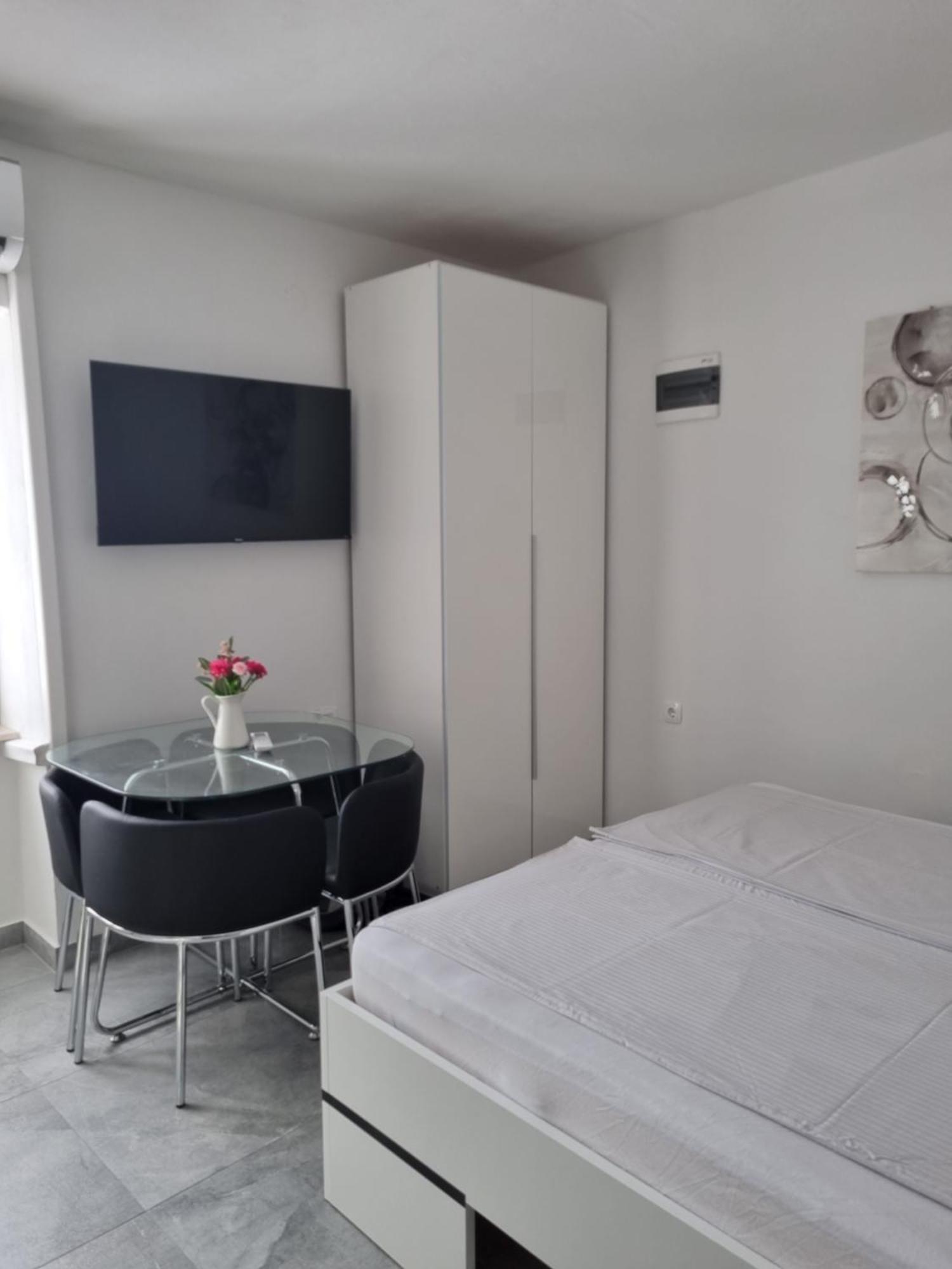 Apartments And Room Vela Senj  Ngoại thất bức ảnh