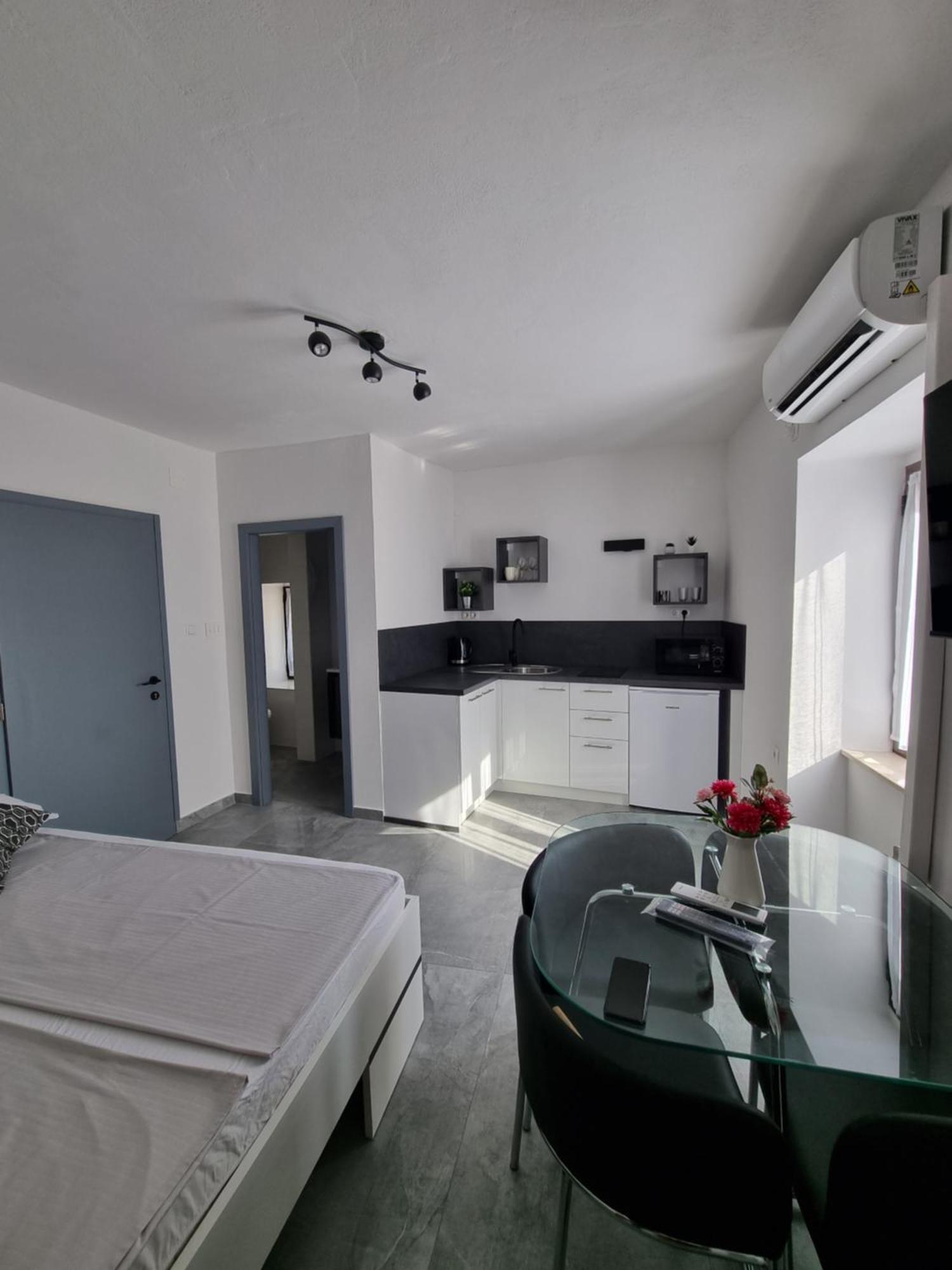 Apartments And Room Vela Senj  Phòng bức ảnh