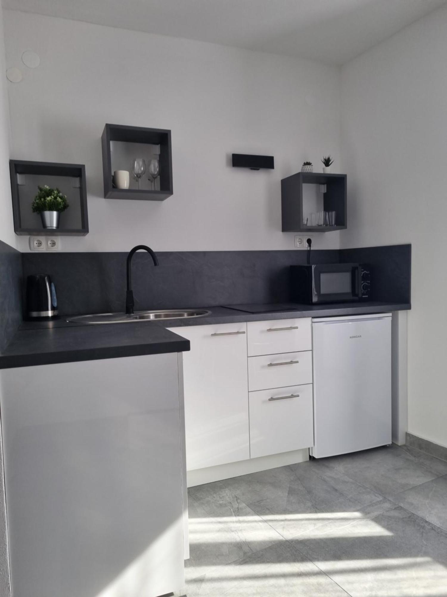Apartments And Room Vela Senj  Phòng bức ảnh