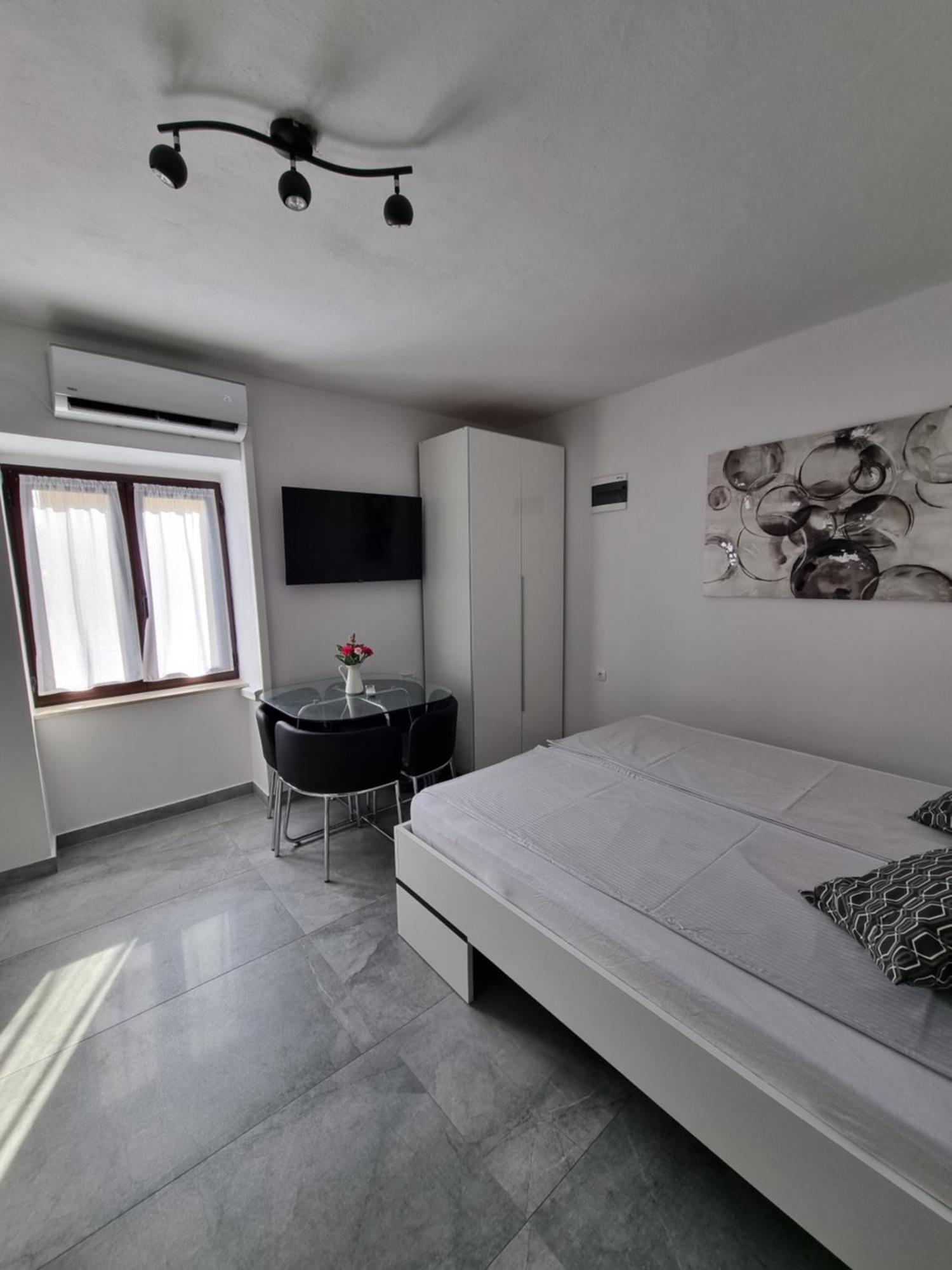 Apartments And Room Vela Senj  Phòng bức ảnh